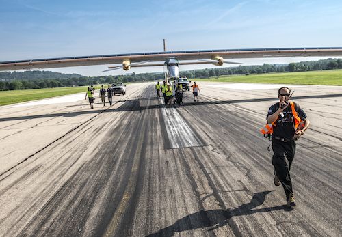 2. Mise en piste du HB-SIA par l'équipe Solar Impulse à Cincinnati