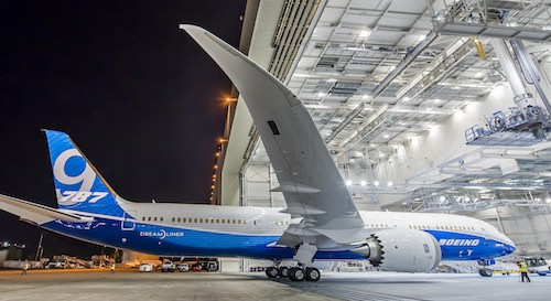 2. Avec un fuselage allongé de 6 mètres, le 787-9 pourra transporter 40 passagers de plus dans un rayon d’action étendu de 555 km (300 miles nautiques).