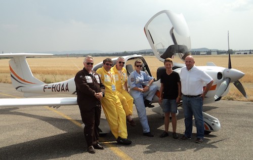 Eric Savattero et la jeune pilote américaine Jennifer, en compagnie de Pierre Pelletier, PDG d’ATA Diamond Aircraft à Avignon