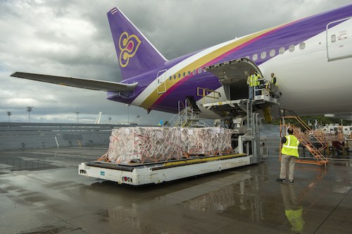 2. Chargement d'un Boeing 777-300ER de Thai Airways