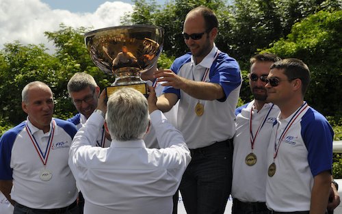 J.M. Ozoux, président de la FFA, remet aux champions de France de rallye aérien leur trophée