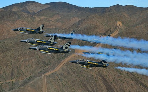 Survol de la Grande muraille de Chine par la Patrouille Breitling Jet