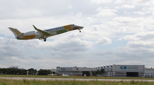 Le premier biréacteur d'affaires Legacy 650 d'Embraer produit par HEAI