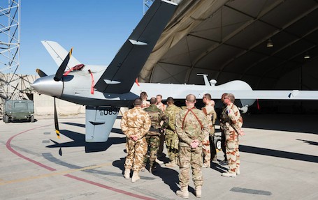 Aviateurs français et américains devant un drone Reaper