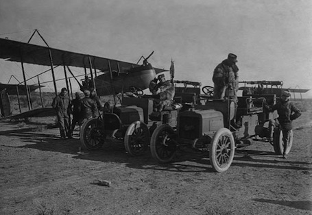 Tunisie, 1918. Liaison tracteur mitrailleur de dépannage et avion. Inspection du général Nivelle.