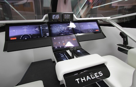 1. Le cockpit Avionics 2020 de Thales intègre des affichages tactiles permettant aux pilotes d’interagir de manière intuitive avec tous les systèmes et fonctions de l’aéronef. 