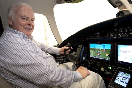 Stuart Woods, l'auteur à succès de thrillers, dans le poste de pilotage du Citation M2, chez Cessna à Wichita