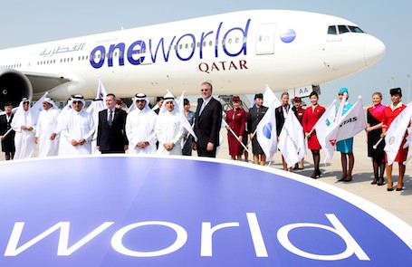 Le 777-300 de Qatar Airways aux couleurs de Oneworld sur le nouvel aéroport international Hamad. 