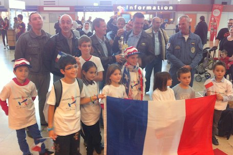 François LeVot et François Rallet entourés des mécaniciens et des enfants des membres de l’EVAA.