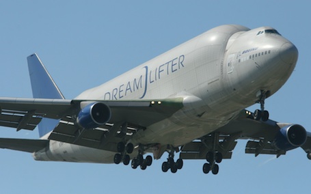 2. Le 747-400 Dreamlifter a une masse maximale au décollage de 360 tonnes