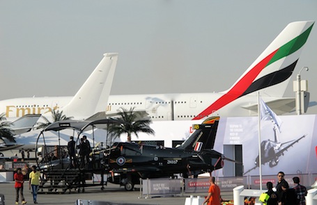 Derniers préparatifs à la veille de l'ouverture du salon aéronautique de Dubaï