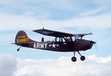 Le L-19 offert par Cessna à AFF est équipé pour le vol aux instruments. Il est doté d’un Garmin G430.