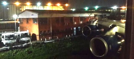 Cette photo twittée par une passagère du vol BA34 montre l'aile droite du 747-400 profondément encastrée dans le bâtiment, sur l'aéroport de Johannesbourg