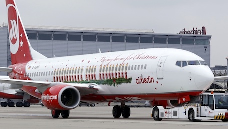 2. Le 737-800 d'Airbelin aux couleurs de Noël