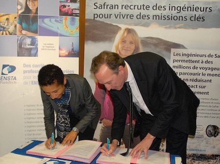 Jean‐Luc Bérard, Directeur des Ressources humaines de Safran et Elisabeth Crépon, Directrice de l’ENSTA ParisTech, signent une convention de partenariat.