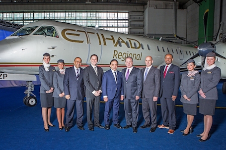 Les officiels devant le premier Saab 2000 de Darwin Airline aux couleurs d'Etihad Regional