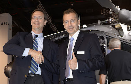 Ed Washecka, PDG de Waypoint Leasing (à gauche) et Guillaume Faury, PDG d'Airbus Helicopters à Heli-Expo 2014