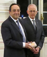 Régis Alajouanine (à gauche) a reçu un « Eclat Olympique d’Or » (catégorie Dirigeant) pour s’engagement au service de la voltige aérienne (7 février 2014).