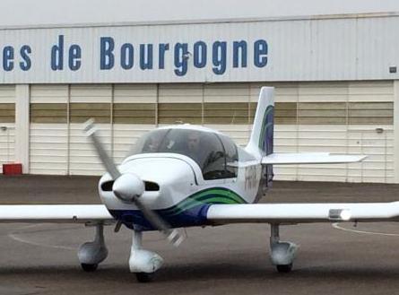 Le nouveau Dauphin IFR de l'aéro-club du Béarn à son départ de Dijon-Darois