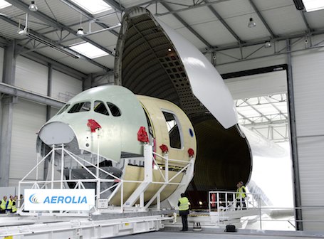 Chargement d'une pointe avant d'A350-XWB dans un Beluga chez Aerolia