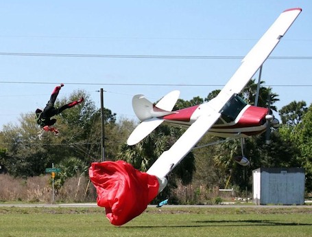 Au moment de toucher le sol, le parachutiste a été projeté à 25 m de hauteur par le Cessna 170B qui a accroché la voile avec son aile droite, alors qu'il décollait.