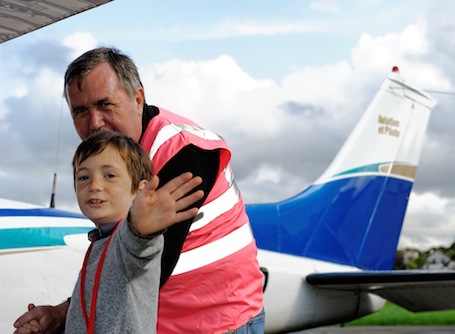 A travers des baptêmes de l'air, l'objectif de Fly n'Kiss est d'offrir un moment de bonheur à des enfants cabossés par la vie