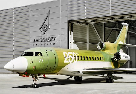 Le 250ème Falcon 7X devant l'usine de Dassault Aviation à Mérignac