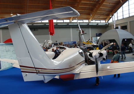 2. Le bimoteur V-24 de Softex Aero suscite la curiosité à Friedrichshafen