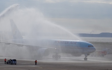 2. Le 777 de Korean Air a été baptisé par les pompiers de l'aéroport de Marseille à son arrivée. 