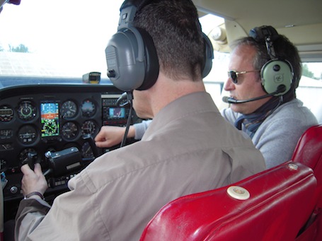 1. Jean-Jacques Conil et son instructeur Patrick Moussy à bord du Cessna C175 IFR