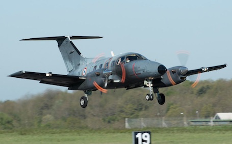 EMB 121 Xingu de l’école de l’aviation de transport (EAT) 00.319 « Capitaine Jean Dartigues », stationnée sur la BA702 d’Avord,