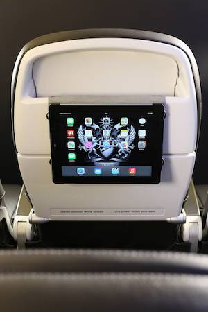 En cabine économique Euro Traveller, un support permet d’accueillir les tablettes numériques des passagers.