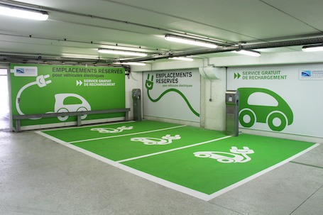 La zone de recharge électrique du parking auto de l'aéroport de Toulouse