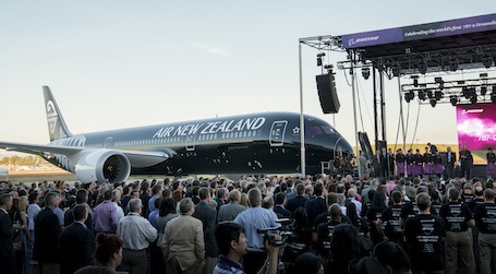 Le 787-9 a un fuselage allongé de 6 mètres par rapport au 787-8 et peut transporter 40 passagers de plus dans un rayon d’action supérieur de 830 kilomètres.