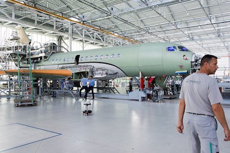 Le premier Falcon 8X dans l'usine d'assemblage de Dassault Aviation à Mérignac