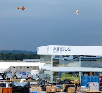 Les Breitling Wingwalkers s'entraînent au-dessus du chantier...