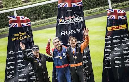 Nicolas Ivanoff (3e) partage le podium de la cinquième manche du Red Bull Air Race avec les deux pilotes britanniques Bonhomme (1er) et Lamb (2e)