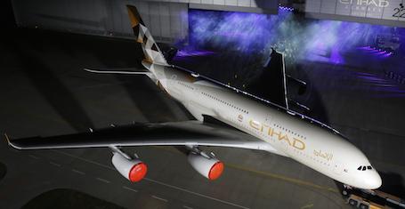 Le premier A380 d'Ethiad à sa sortie de la cabine de peinture d'Airbus à Hambourg