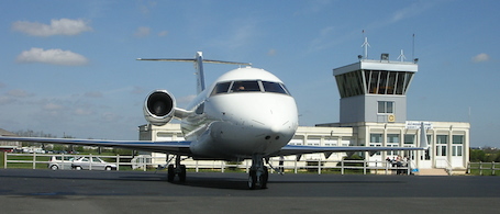 L'aérodrome de Niort dispose d’un service AFIS ouvrable H24 et 7/7j en dehors des heures publiées, sur simple demande auprès de l’astreinte (avec préavis de 30 mn) 