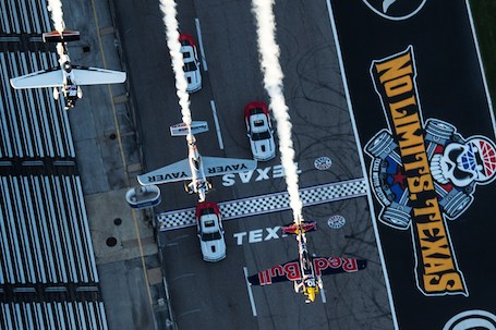 Les Edge540 du Red Bull Air Race face aux Chevrolet Camaro SS sur le Seepdway de Fort Worth