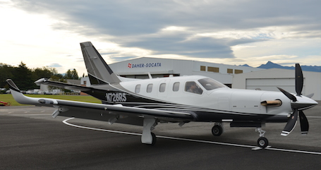 Le TBM900 exposé sur le stand Daher-Socata, à la NBAA 2014, au moment de son départ de Tarbes