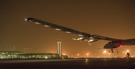 Atterrissage de Solar Impulse 2 à Muscat (Oman)