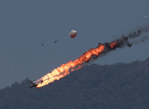 Les pilotes ont pu se parachuter de leurs appareils en feu et n'ont subi que quelques blessures superficielles..