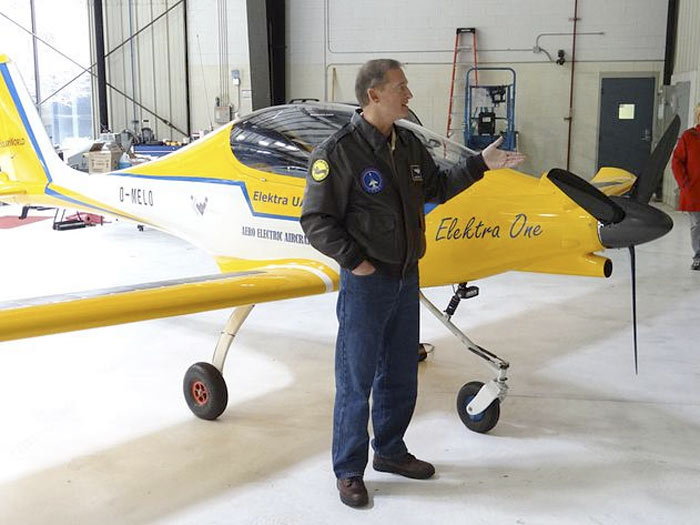 George Bye, directeur de AEAC, devant le Sun Flyer qui recevra une avionique peu gourmande en énergie