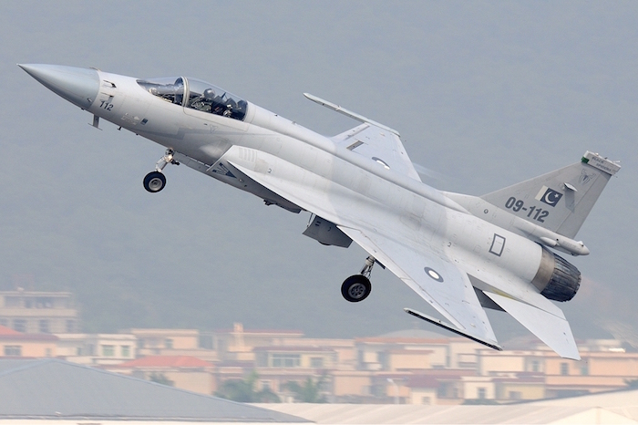 Le JF-17 pakistanais : le nez du Mirage 2000, la voilure et la dérive du F-16, le moteur du Mig-29…