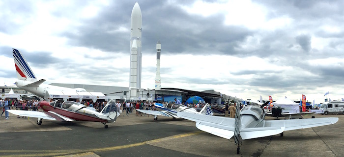 5 des 6 avions de la Swift Team sur l'exposition statique du 51ème salon du Bourget. Le sixième est présenté en vol