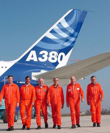 L'équipage du premier vol de l'A380. Jacques Rosay qui étaient aux commandes avec Claude Lelaie...</div></noscript>				</div>

				
					<aside class=