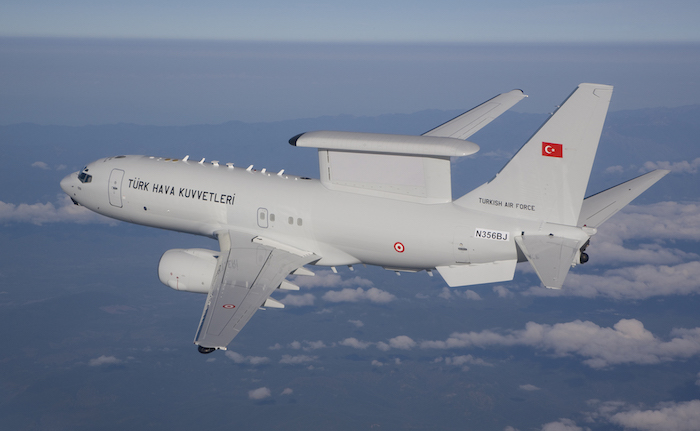 L’AEW&C, développé sur une base de Boeing 737-700, dispose de 10 consoles de contrôle.