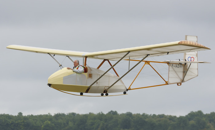 Christian Ravel, l'un des pères fondateurs du musée aéronautique d'Angers aux commandes du planeur Avia152A