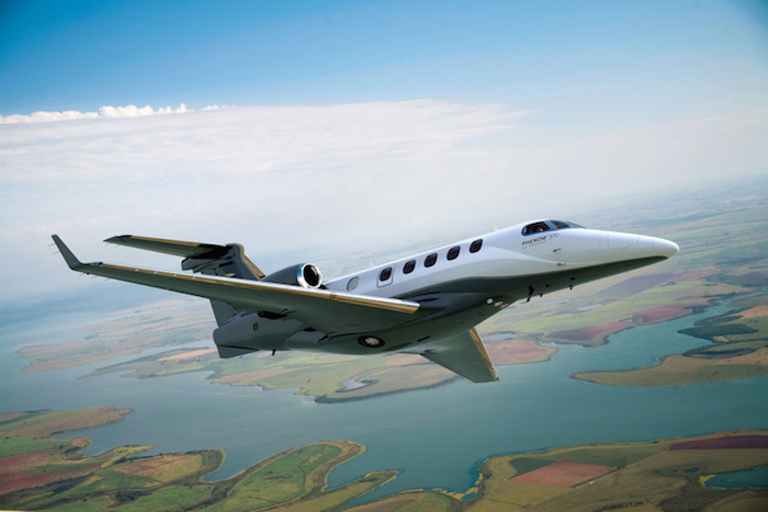 A la vitesse de croisière rapide de 453 kts, le Phenom 300 a une autonomie de 1.971 NM (3.650 km) avec 6 personnes à bord.